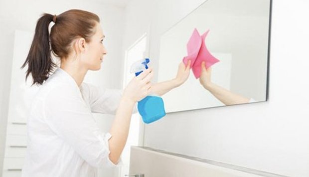 Cách vệ sinh gương nhà tắm sạch mọi vết bẩn, giữ vẻ đẹp sáng bóng