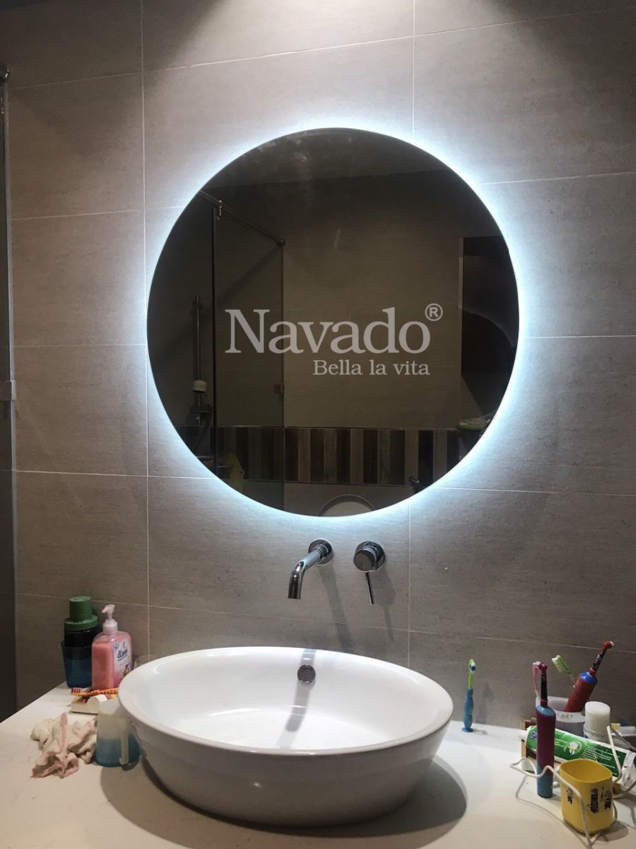 guong-phong-tam-den-led